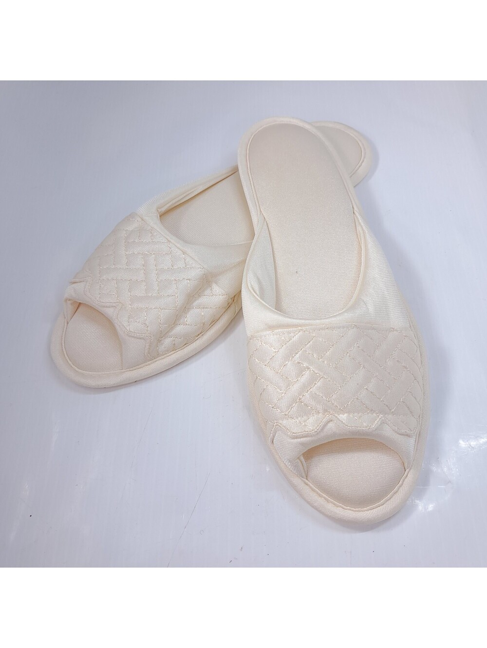 Vintage Vanity Fair Slippers Sz Medium 6.5-7.5 Cream Ivory Satin USA Slides peep